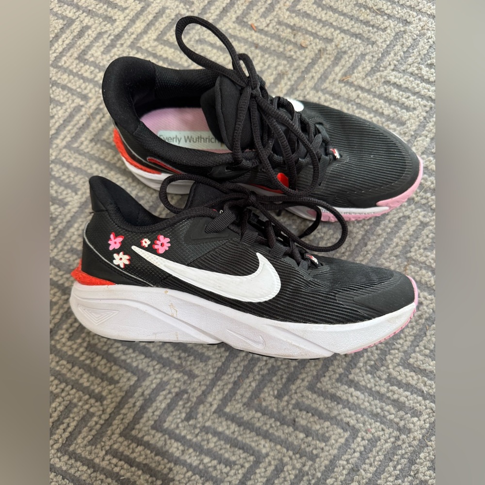 Nike Sneakers - EUC size 3.5